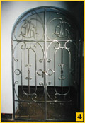 Кованная металлическая решетка - дверь в рекреацию