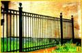 Кованный металлический забор в саду
