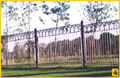 Забор, ограждающий парк