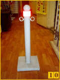 Нестандартная конструкция - в столбик вмонтирована лампочка для освещения парковки в ночное время суток